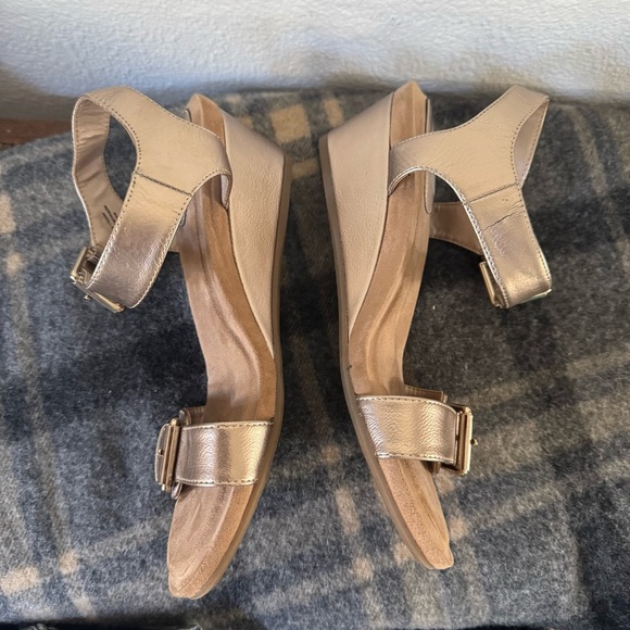 Giani Bernini Bryana Open-Toe Sandals Gold Memory Foam Wedge Metallic Size 9.5 - Picture 3 of 11